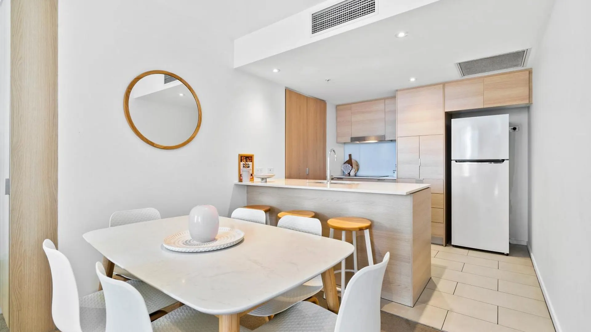 'Beachside Glow' Gleaming Getaway On The Gold Coast *