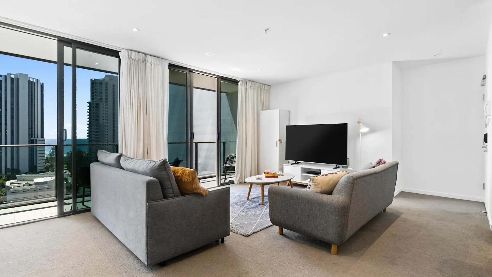 'Beachside Glow' Gleaming Getaway On The Gold Coast Apartment *
