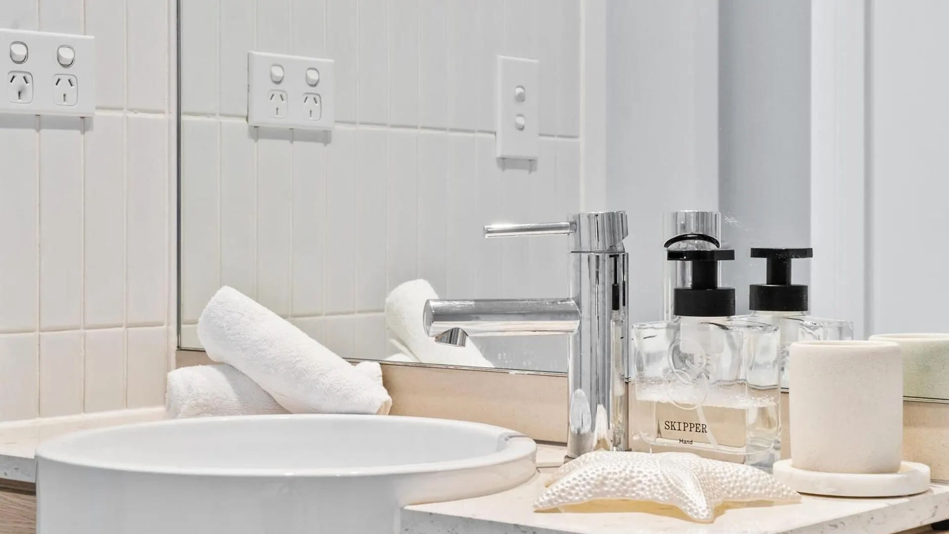 'Beachside Glow' Gleaming Getaway On The Gold Coast *