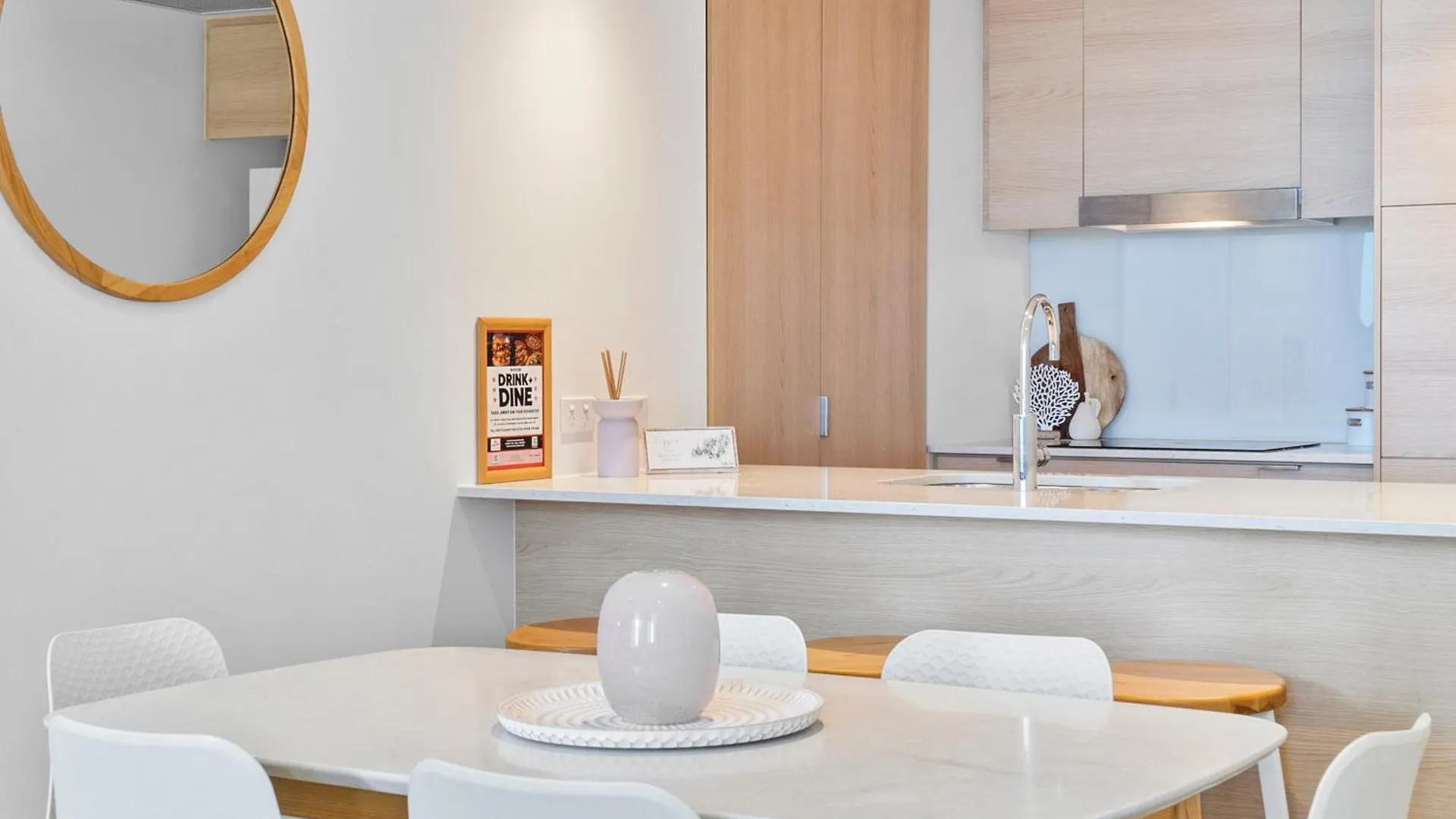 'Beachside Glow' Gleaming Getaway On The Gold Coast Apartment