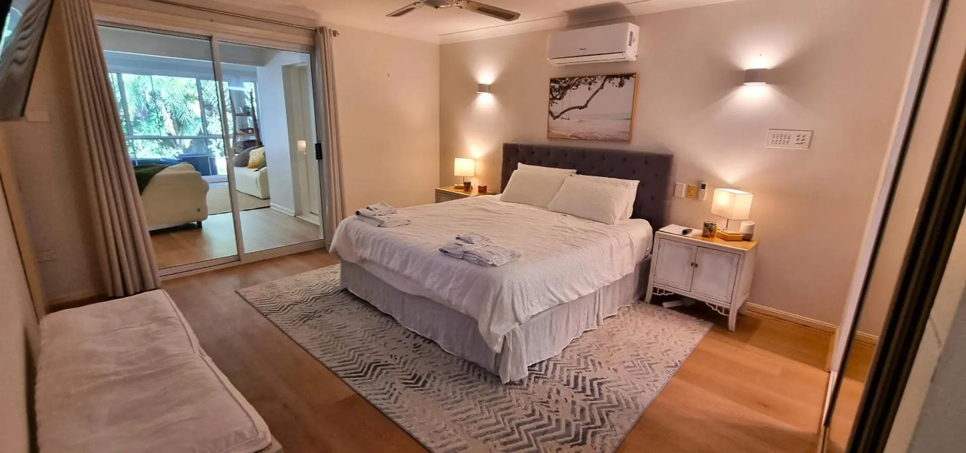 6 Bedroom House With Pool Holiday home Gold Coast