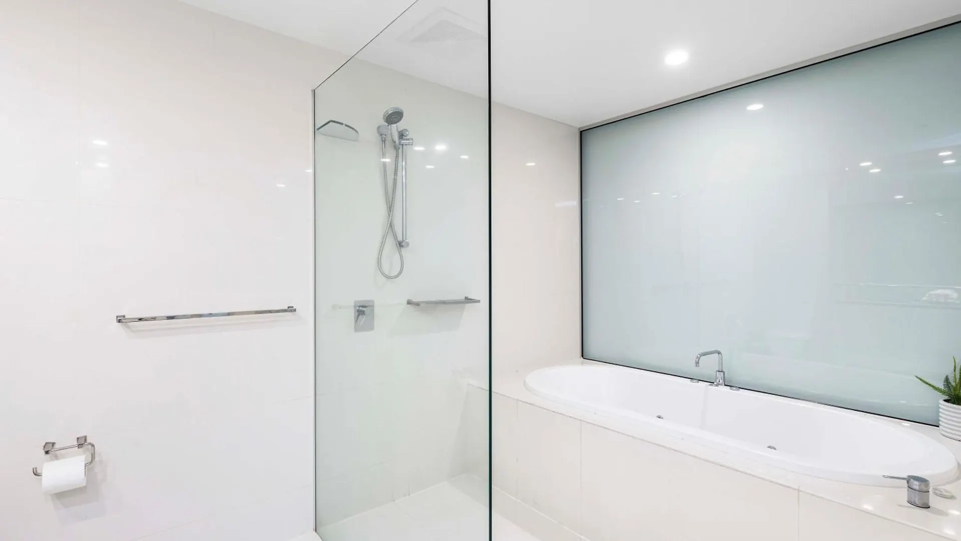 Ocean Views! - One Bedroom With - From Level 9 - Circle On Cavill - Self Contained & Privately Managed - Wow Gold Coast