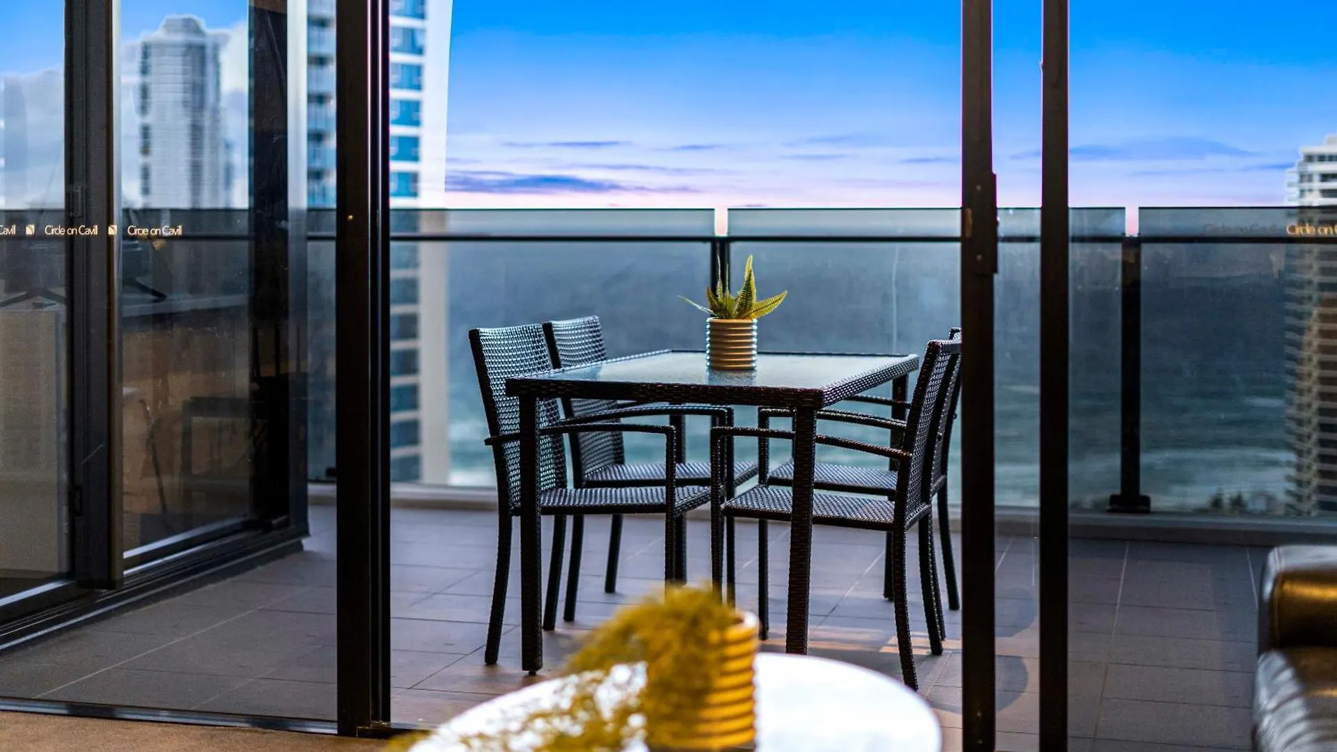 Ocean Views! - One Bedroom With - From Level 9 - Circle On Cavill - Self Contained & Privately Managed - Wow * 黄金海岸