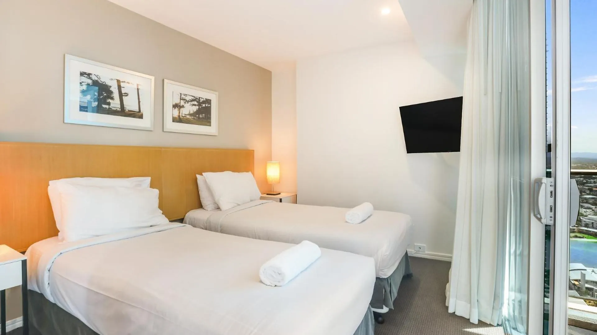 Number 1 H Residences - Wifi, Parking & By Holidays Apartment