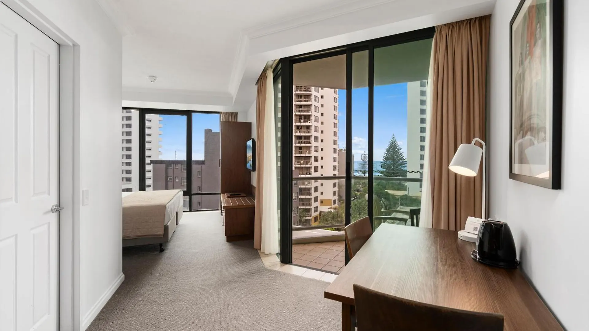 Legends - Qstay Apartment