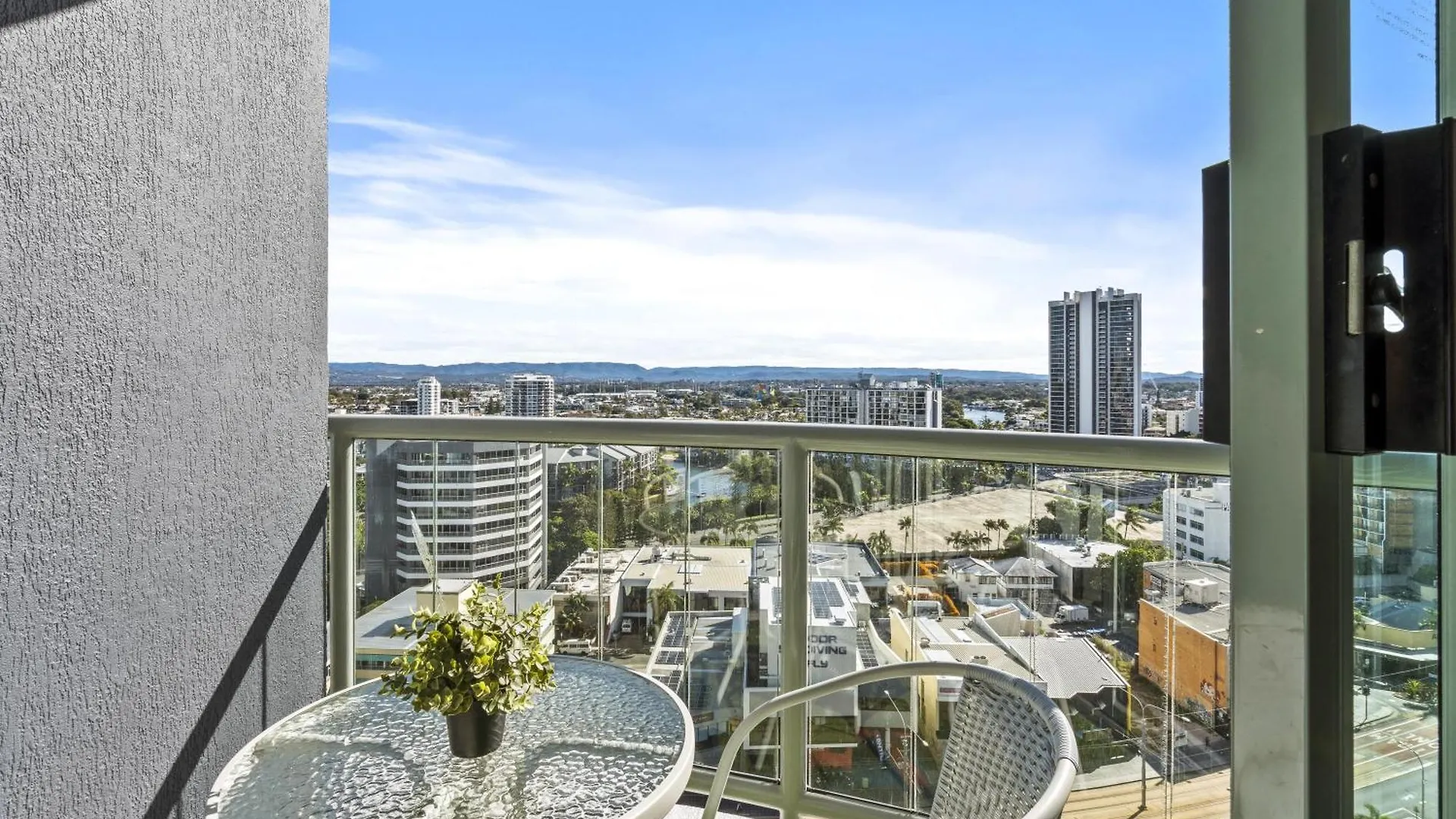 Legends - Qstay Apartment