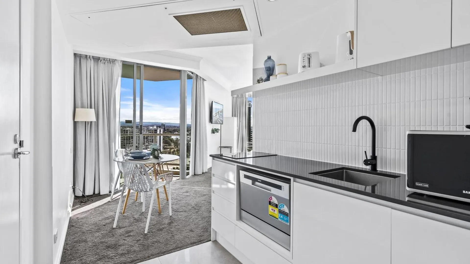 Legends - Qstay Apartment