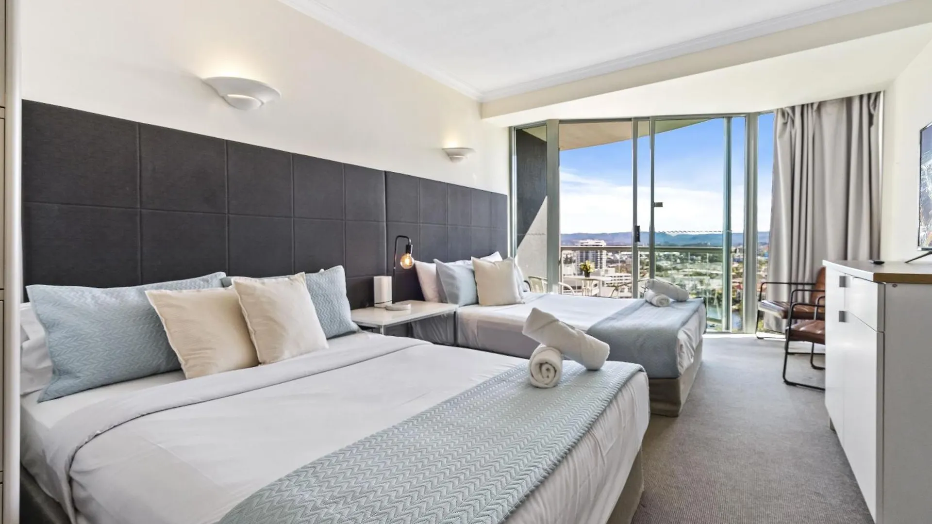 Legends - Qstay Apartment *