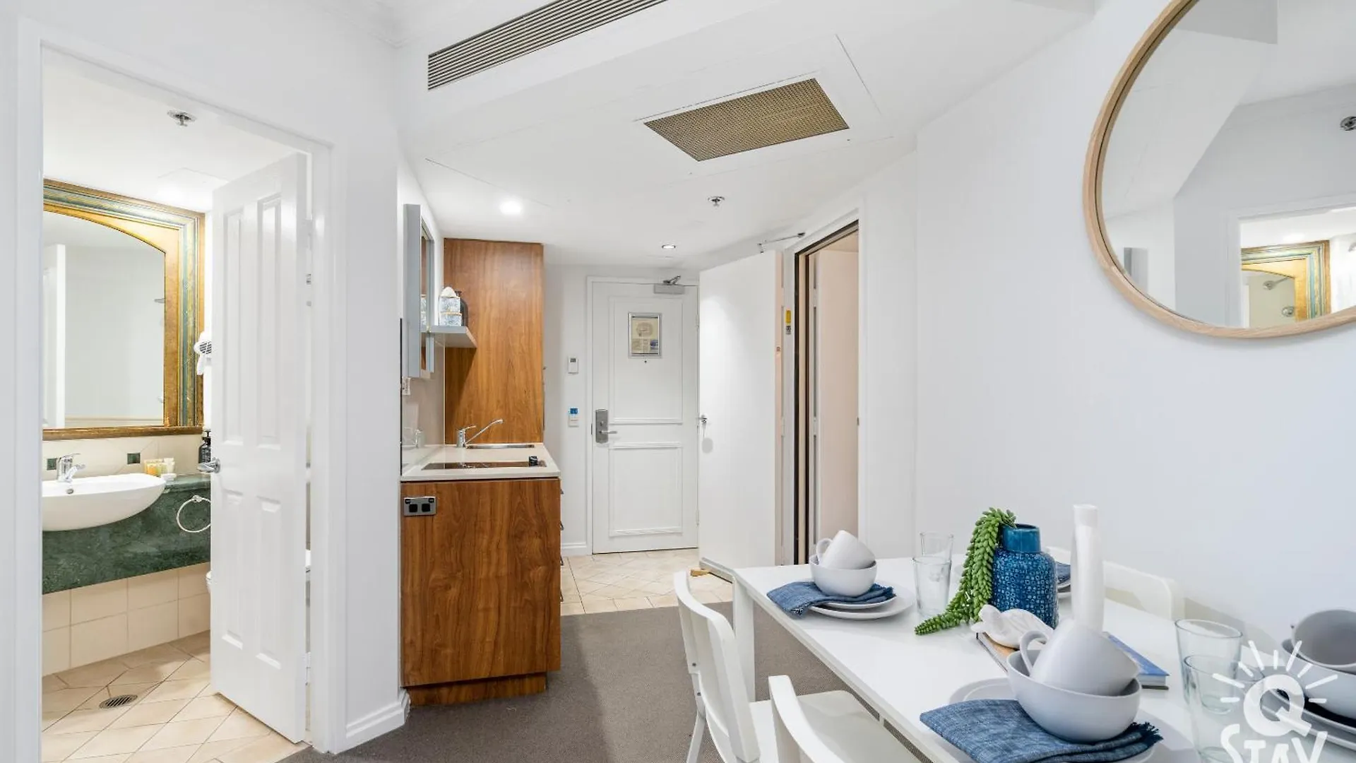 Legends - Qstay Apartment