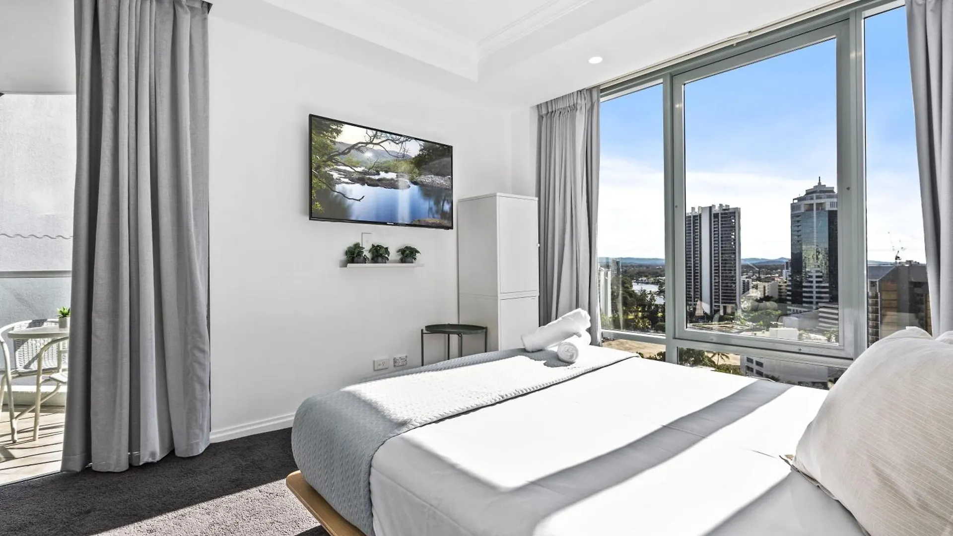 Legends - Qstay Apartment *