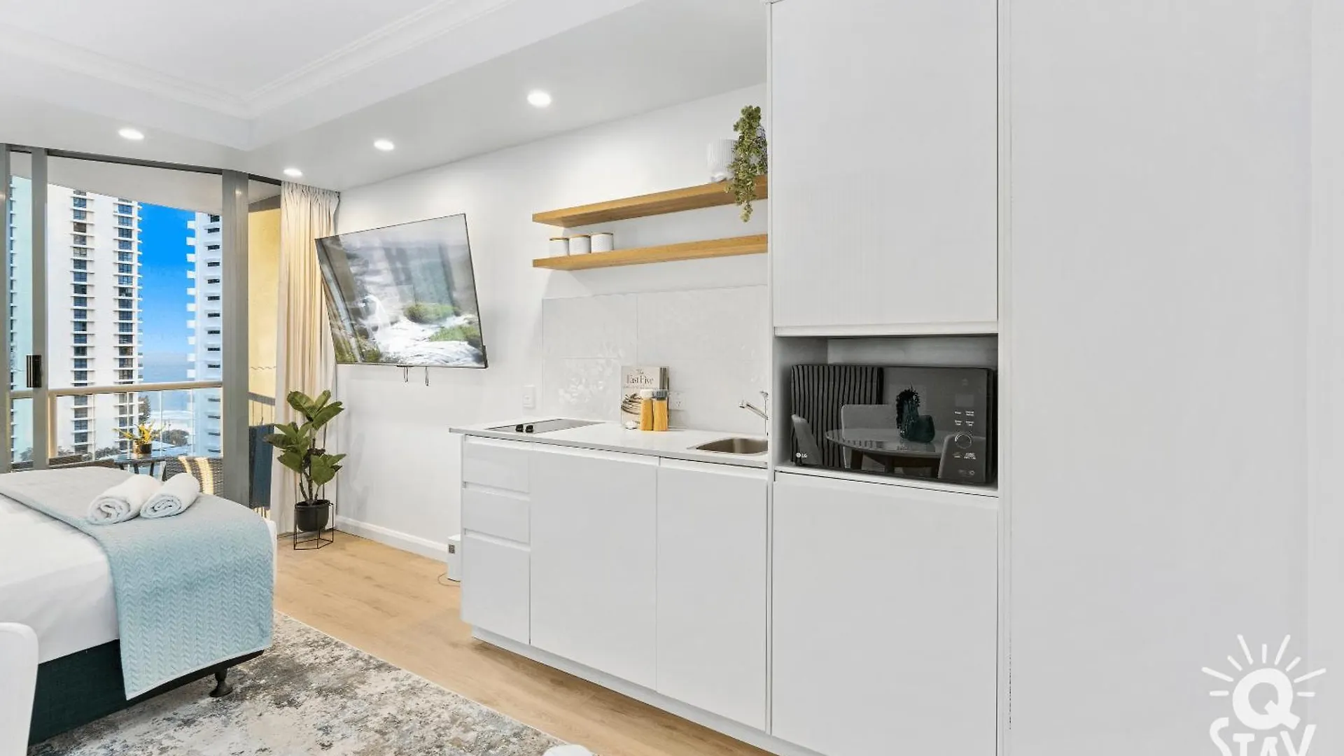 Legends - Qstay Apartment