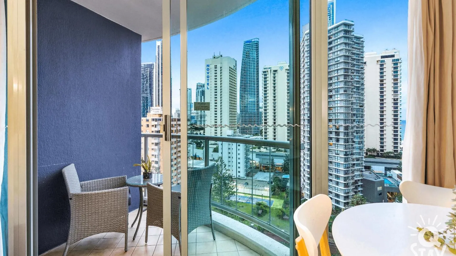 Legends - Qstay Apartment