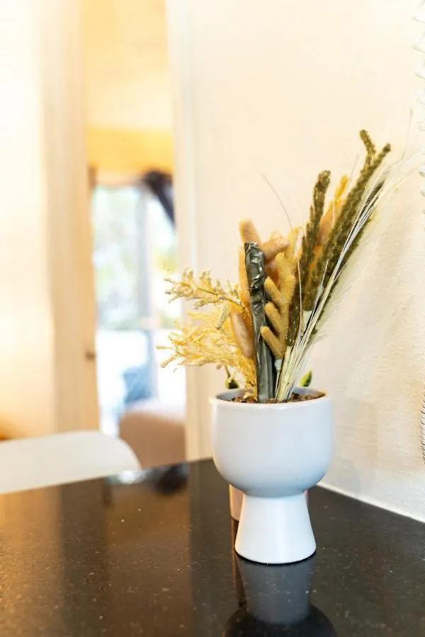 The Midtown - Modern Surfers 1bed Unit With Ev Charging Pool Netflix