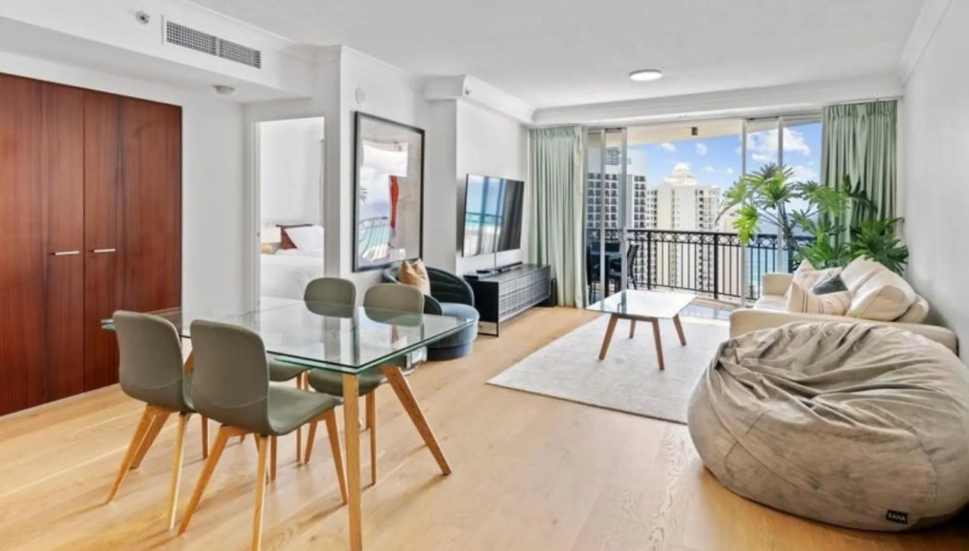 Towers Of Chevron - Private Apartment