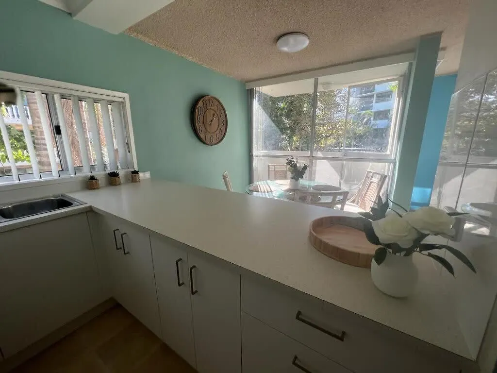 2 Bedroom With Parking Stroll To Gold Coast