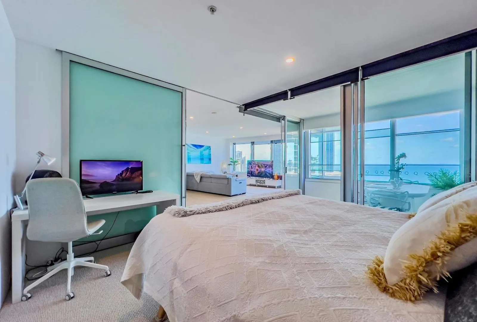 Iconic Q1 Level 35! Apartment