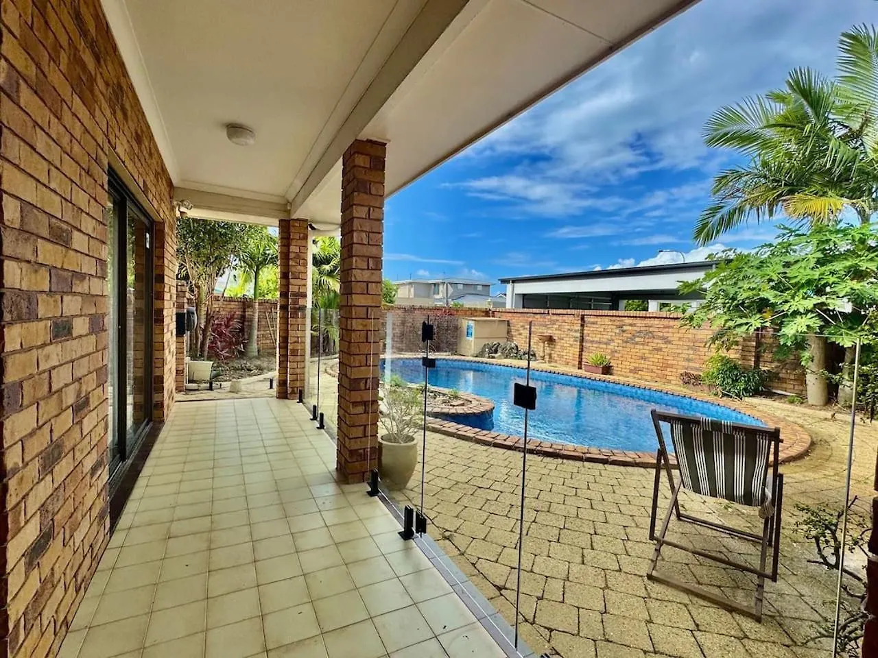 Boomerang Retro 70s Family Waterfront Pool Holiday home