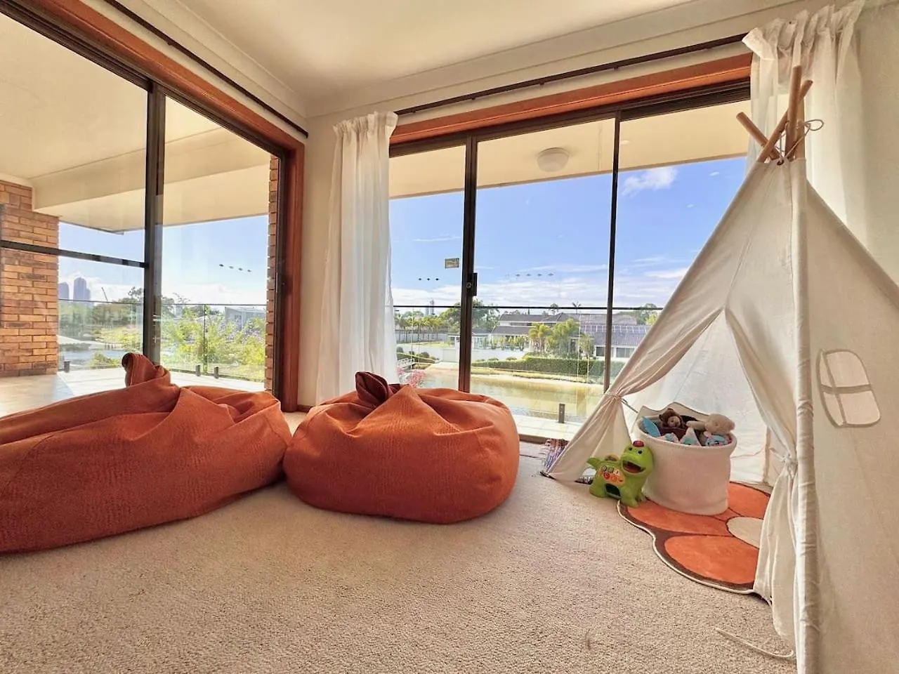Boomerang Retro 70s Family Waterfront Pool Holiday home