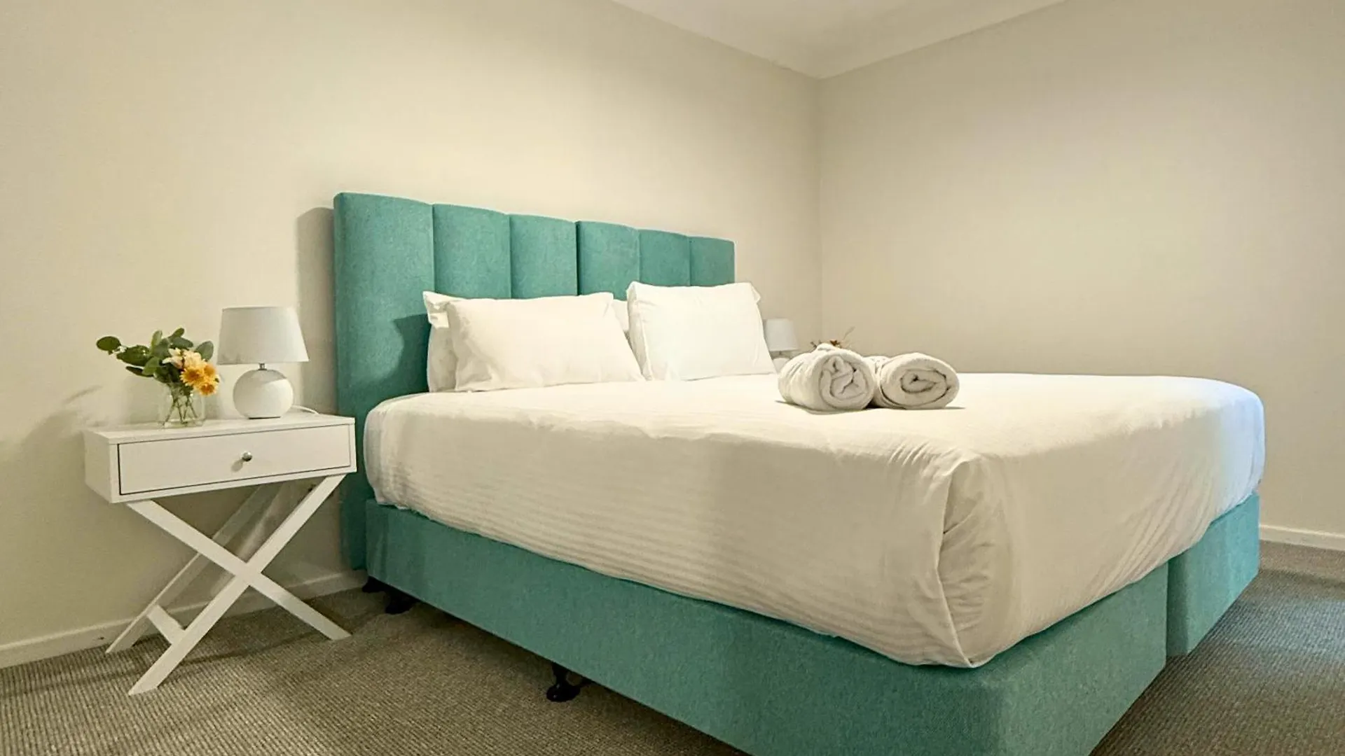 Villa Lux Waterfront Villa With Magnesium Spa - The Goldie Gold Coast