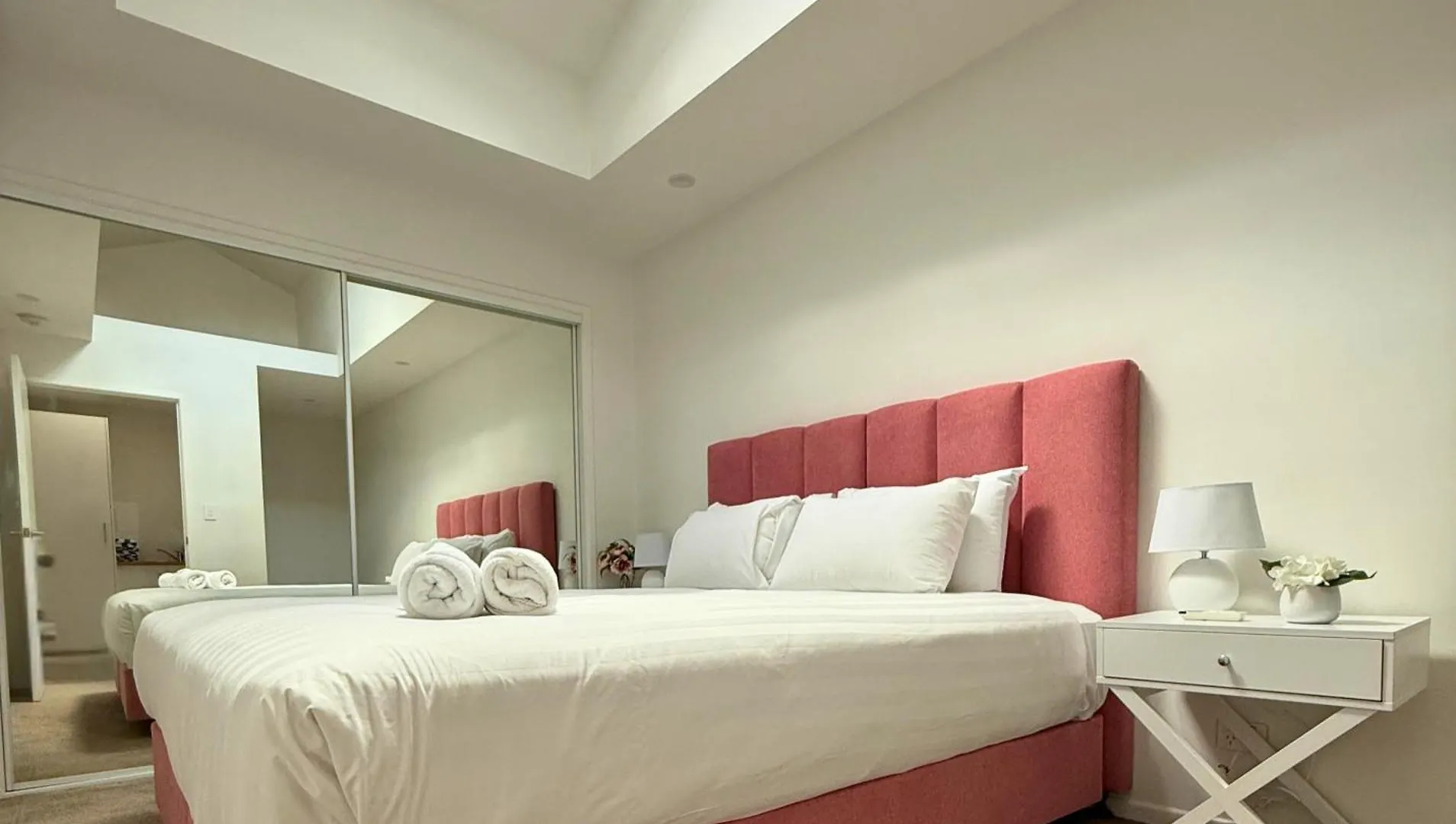 Lux Waterfront Villa With Magnesium Spa - The Goldie