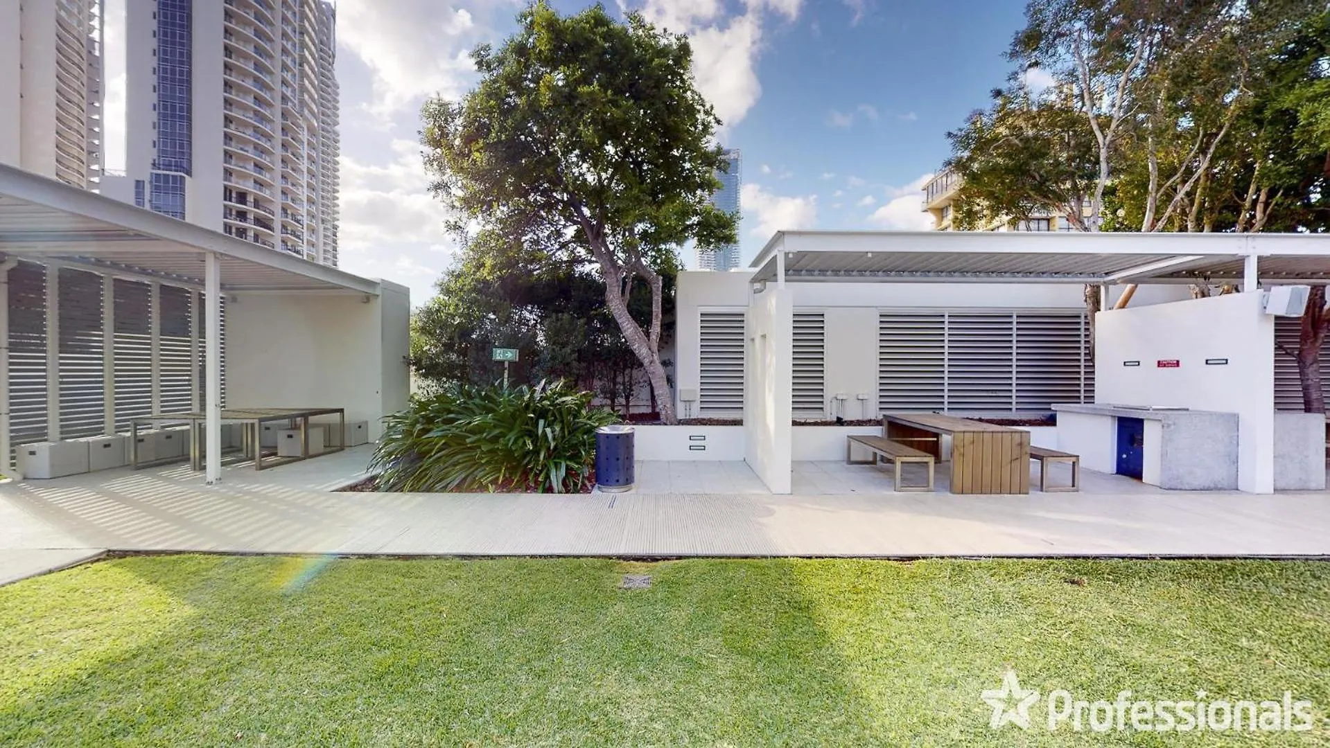 Number 1 H Residences - Wifi, Parking & By Holidays Apartment *