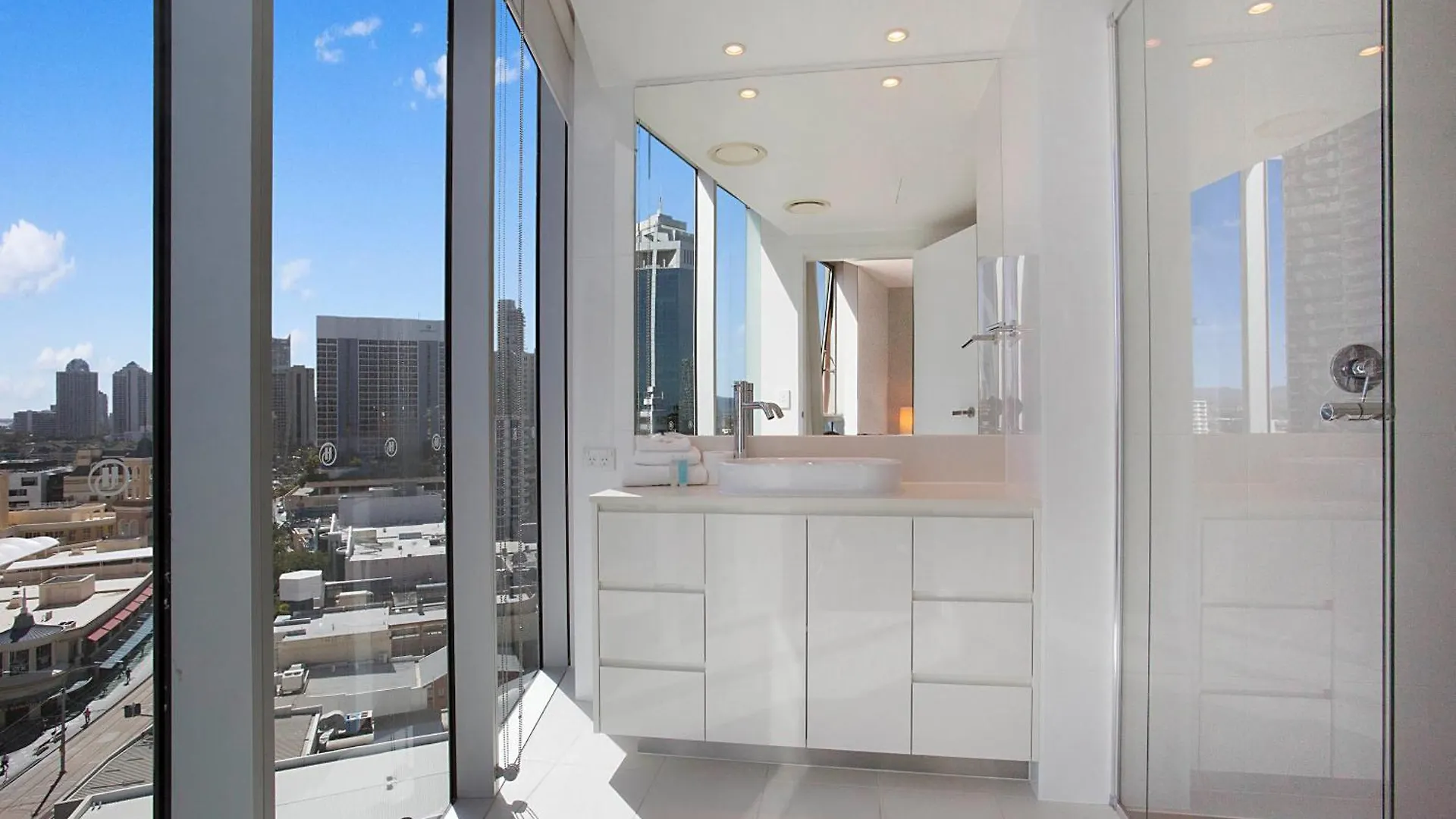 Apartment Number 1 H Residences - Wifi, Parking & By Holidays Gold Coast