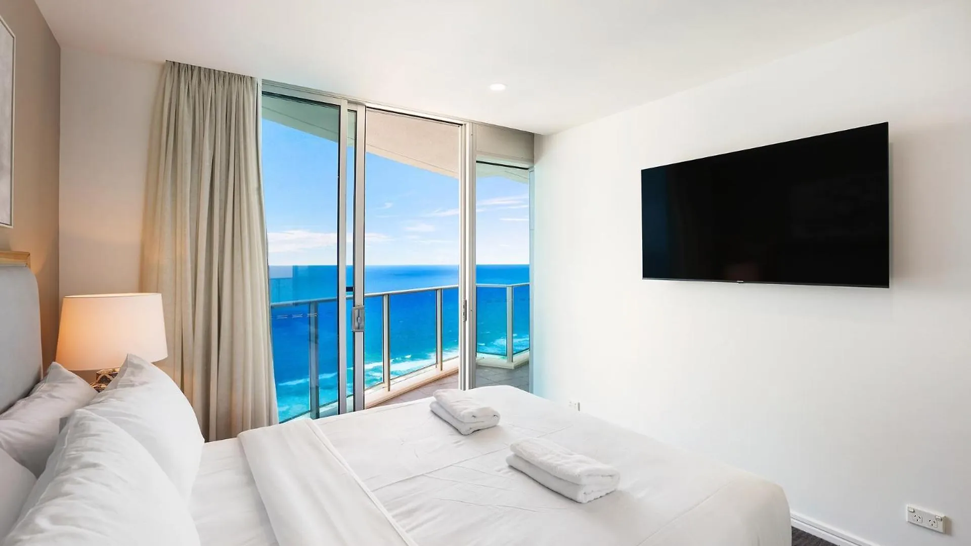 Number 1 H Residences - Wifi, Parking & By Holidays Apartment