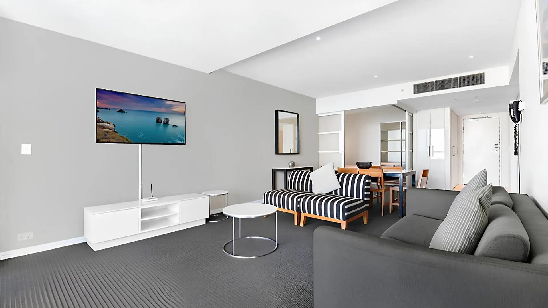 Number 1 H Residences - Wifi, Parking & By Holidays *