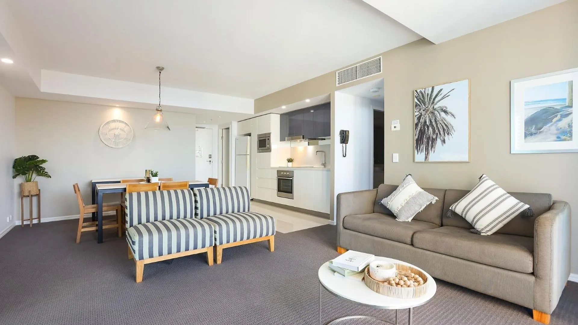 Number 1 H Residences - Wifi, Parking & By Holidays * Gold Coast