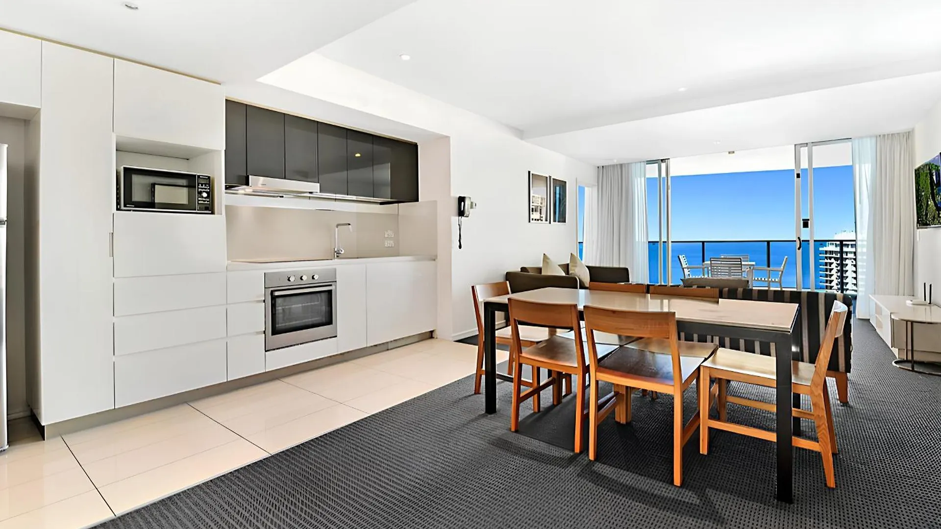 Number 1 H Residences - Wifi, Parking & By Holidays