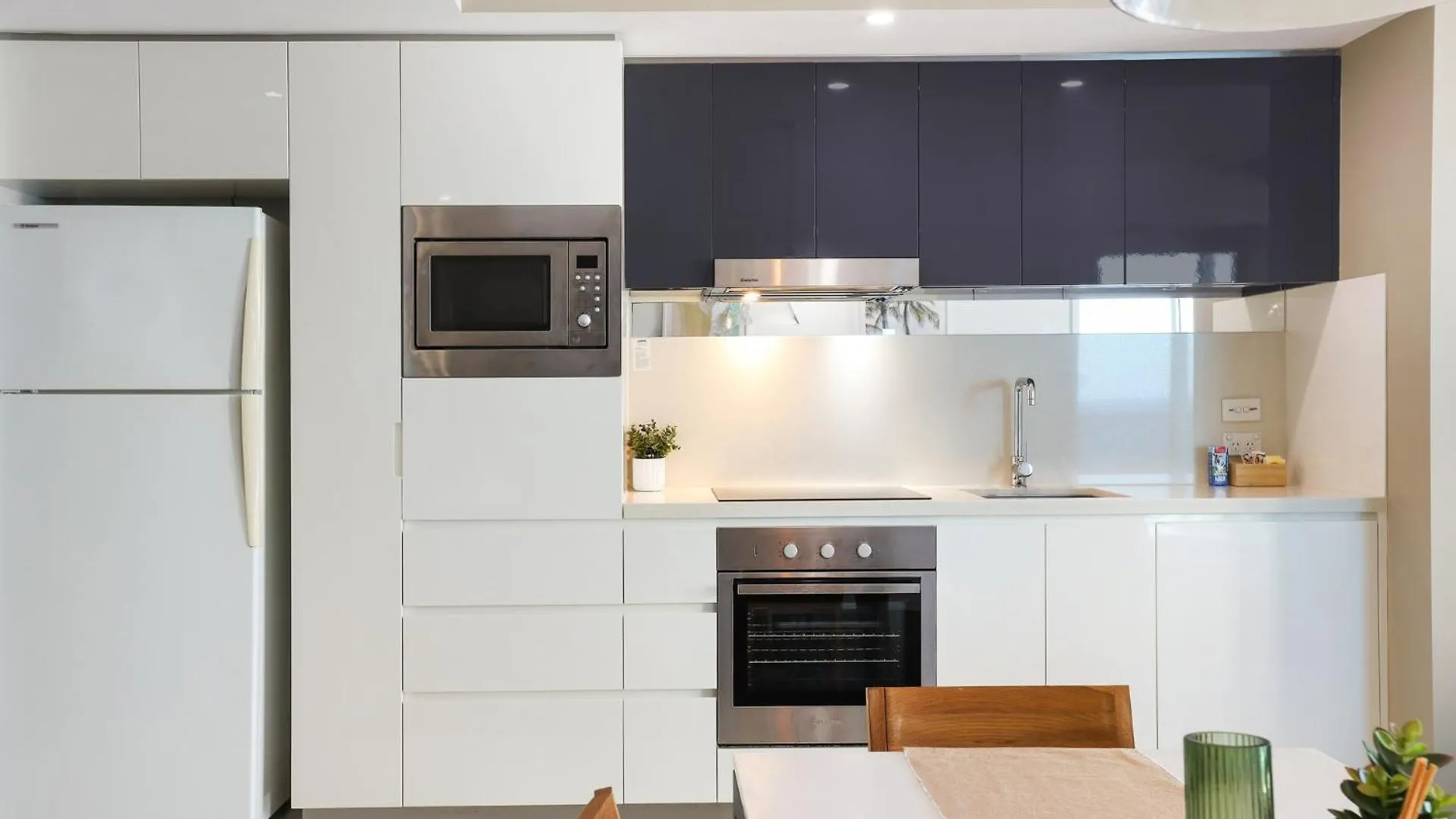 Number 1 H Residences - Wifi, Parking & By Holidays