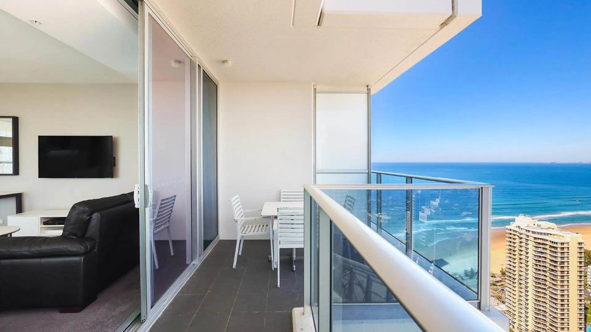 Number 1 H Residences - Wifi, Parking & By Holidays *