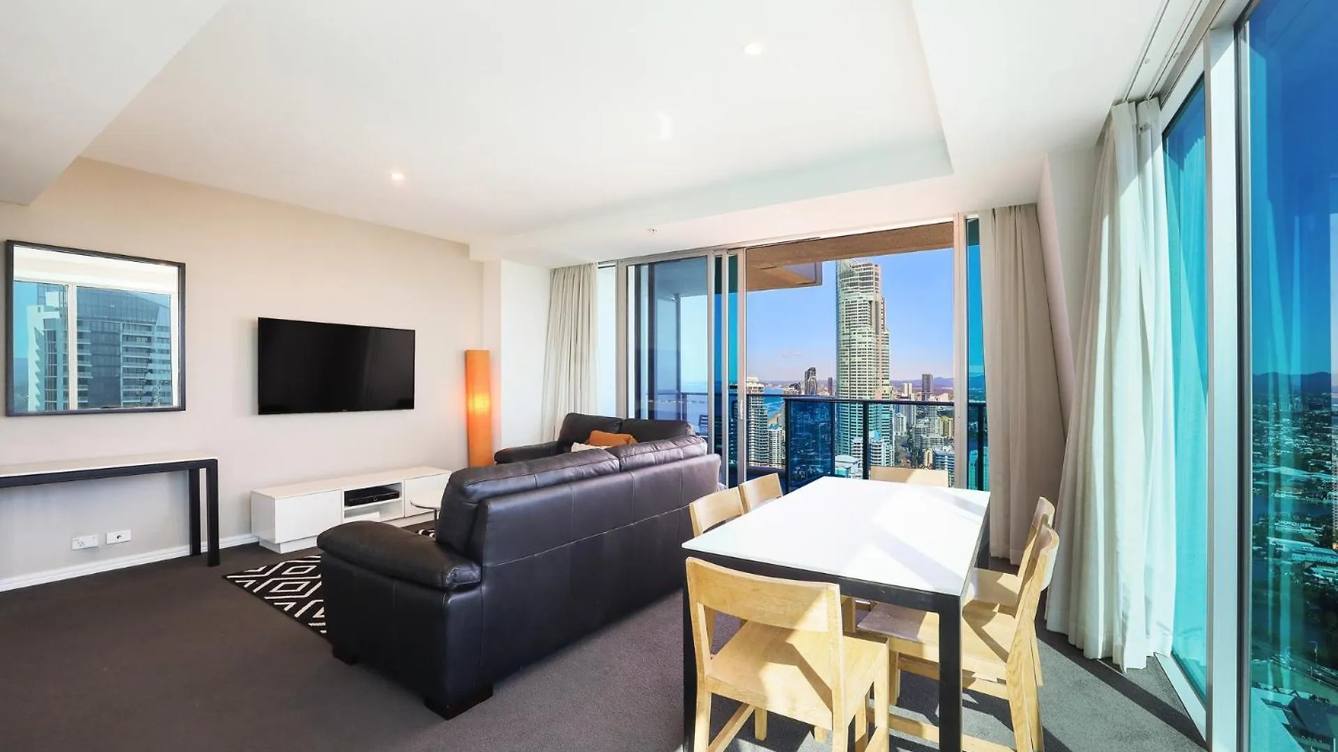 Number 1 H Residences - Wifi, Parking & By Holidays * Gold Coast