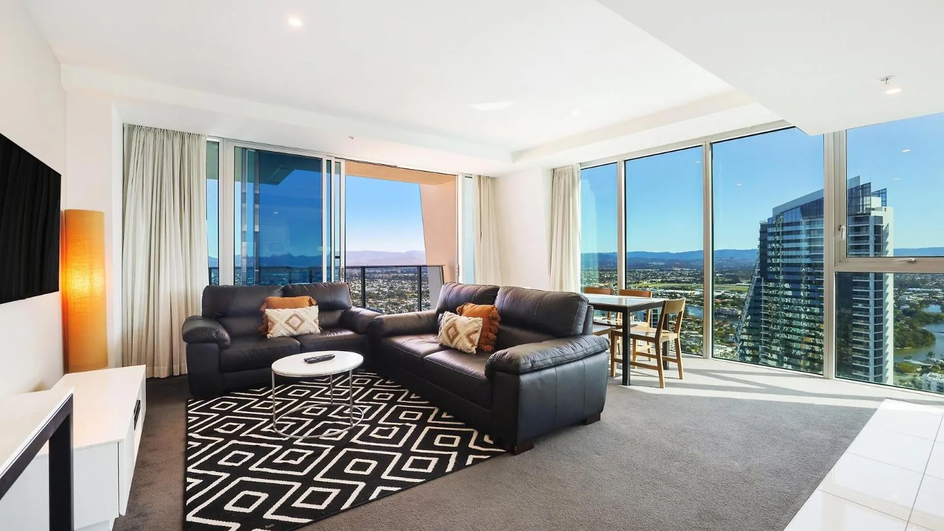 Number 1 H Residences - Wifi, Parking & By Holidays Apartment