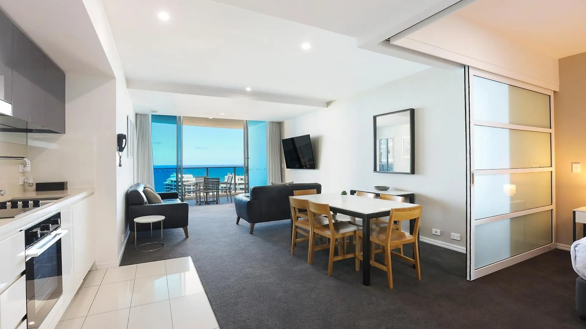 Apartment Number 1 H Residences - Wifi, Parking & By Holidays *