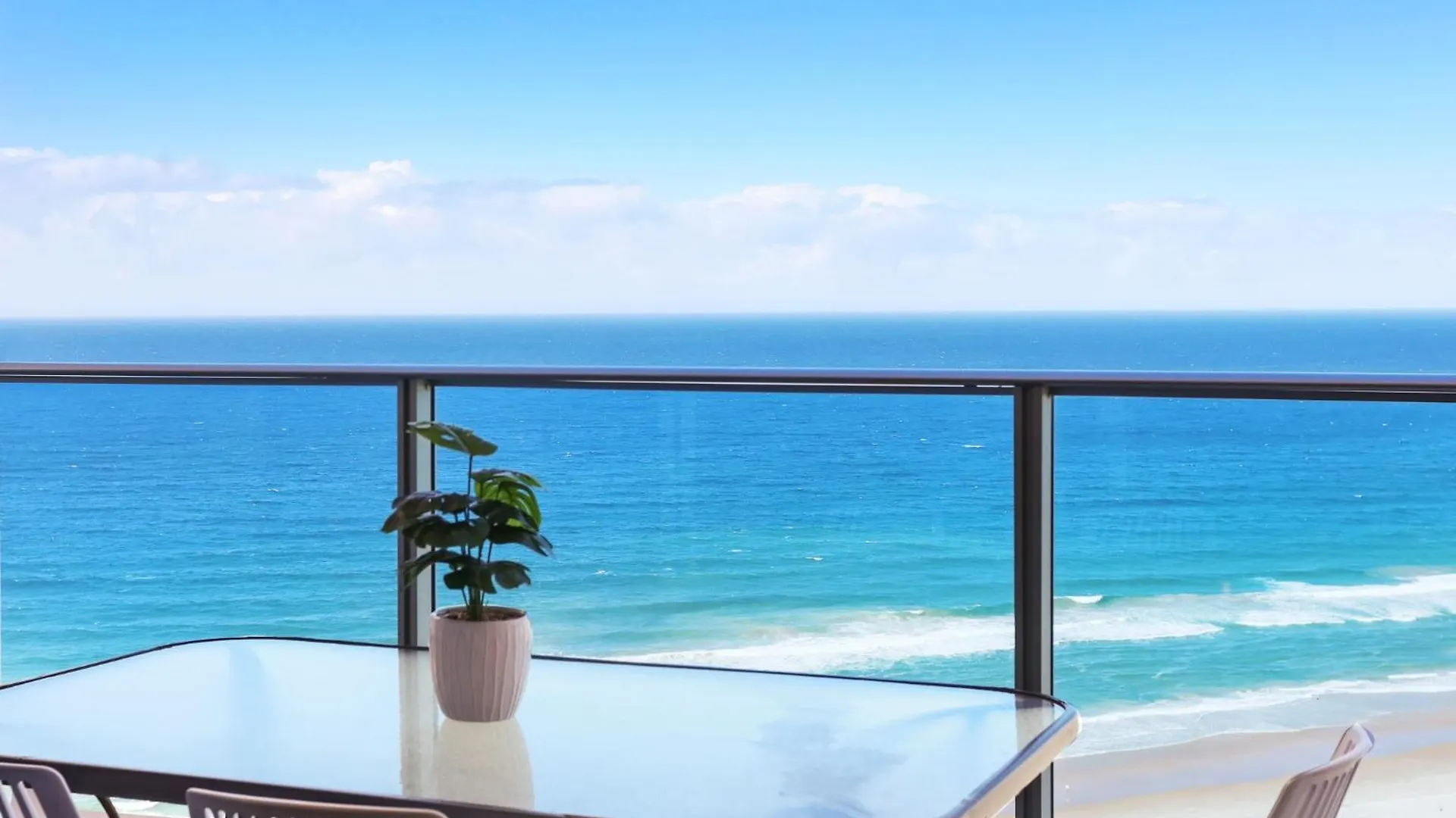 Number 1 H Residences - Wifi, Parking & By Holidays * Gold Coast