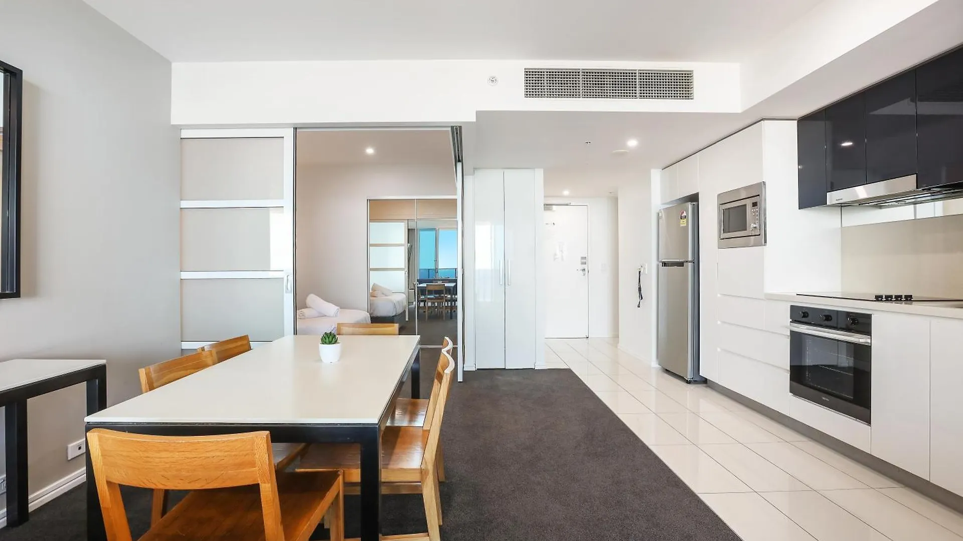 Number 1 H Residences - Wifi, Parking & By Holidays Gold Coast