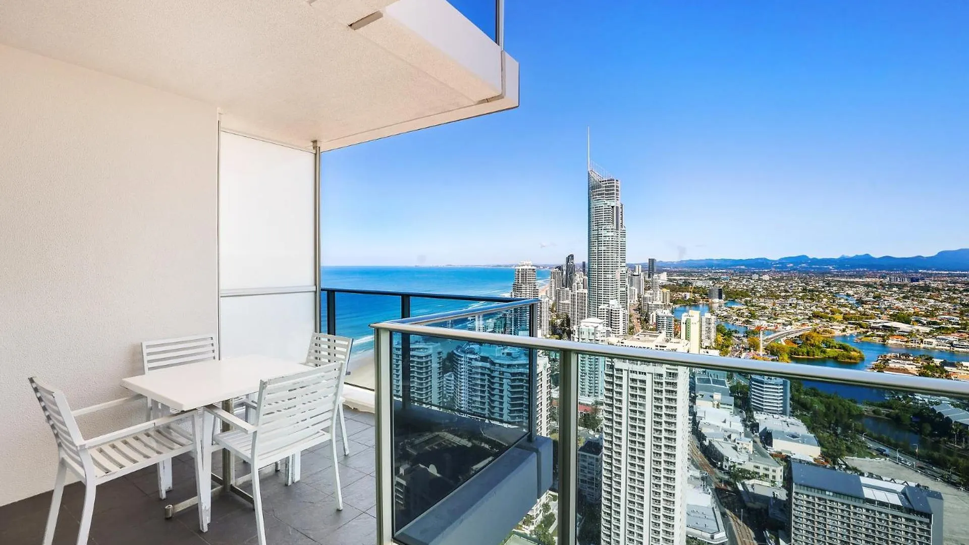 Number 1 H Residences - Wifi, Parking & By Holidays Apartment