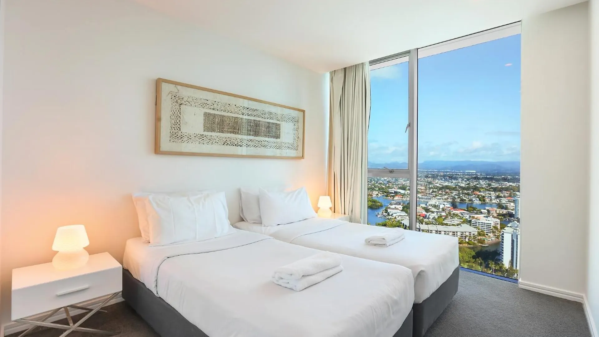 Number 1 H Residences - Wifi, Parking & By Holidays Apartment *