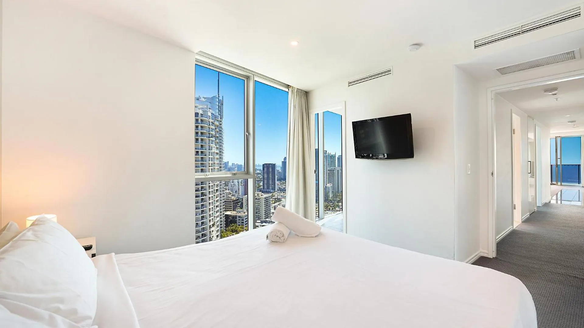 Number 1 H Residences - Wifi, Parking & By Holidays Apartment *