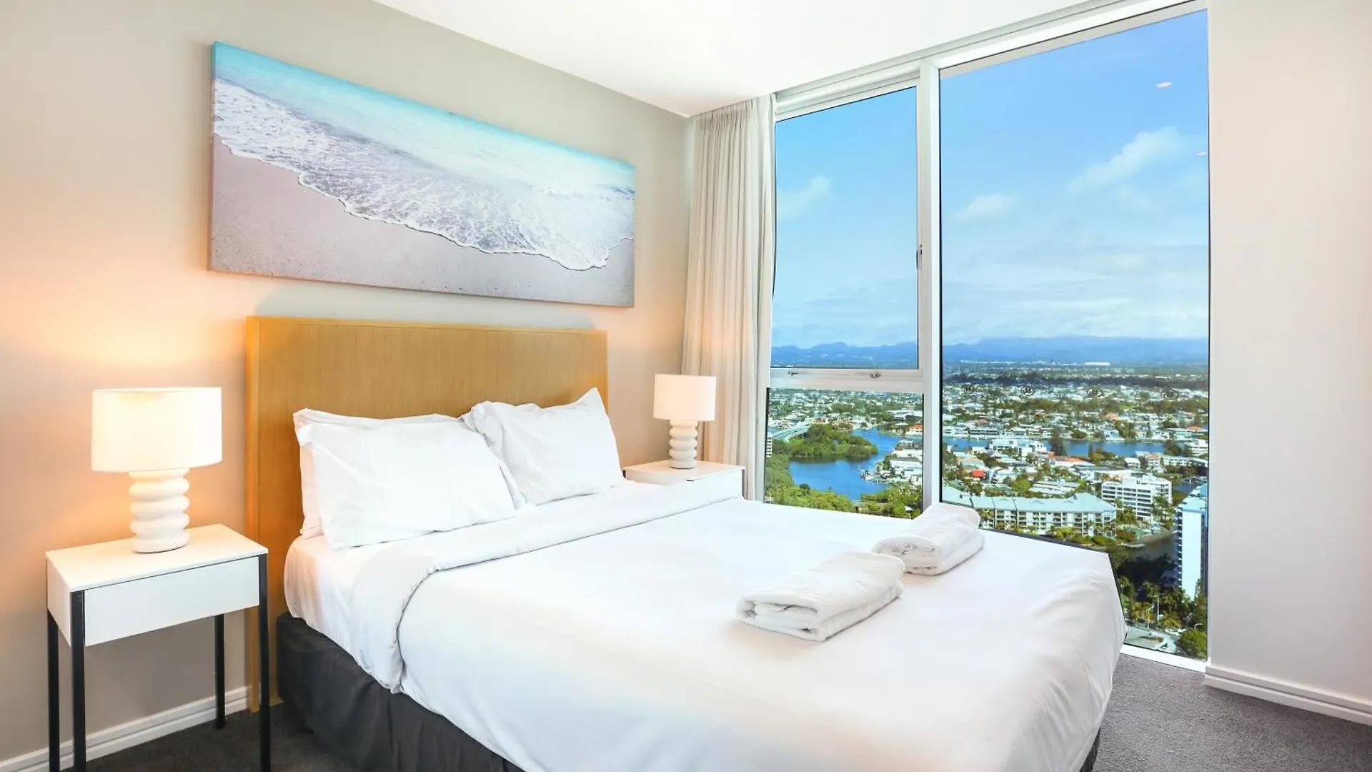 Apartment Number 1 H Residences - Wifi, Parking & By Holidays *