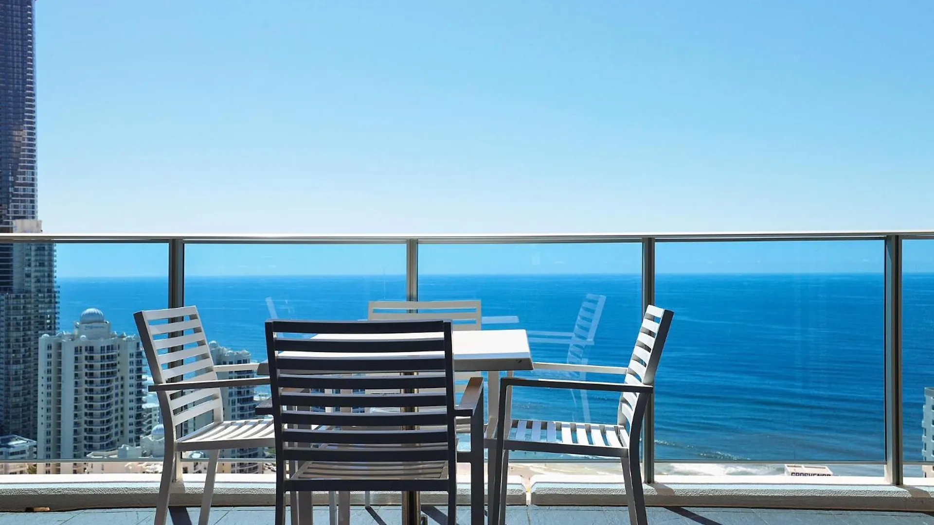 Apartment Number 1 H Residences - Wifi, Parking & By Holidays Gold Coast