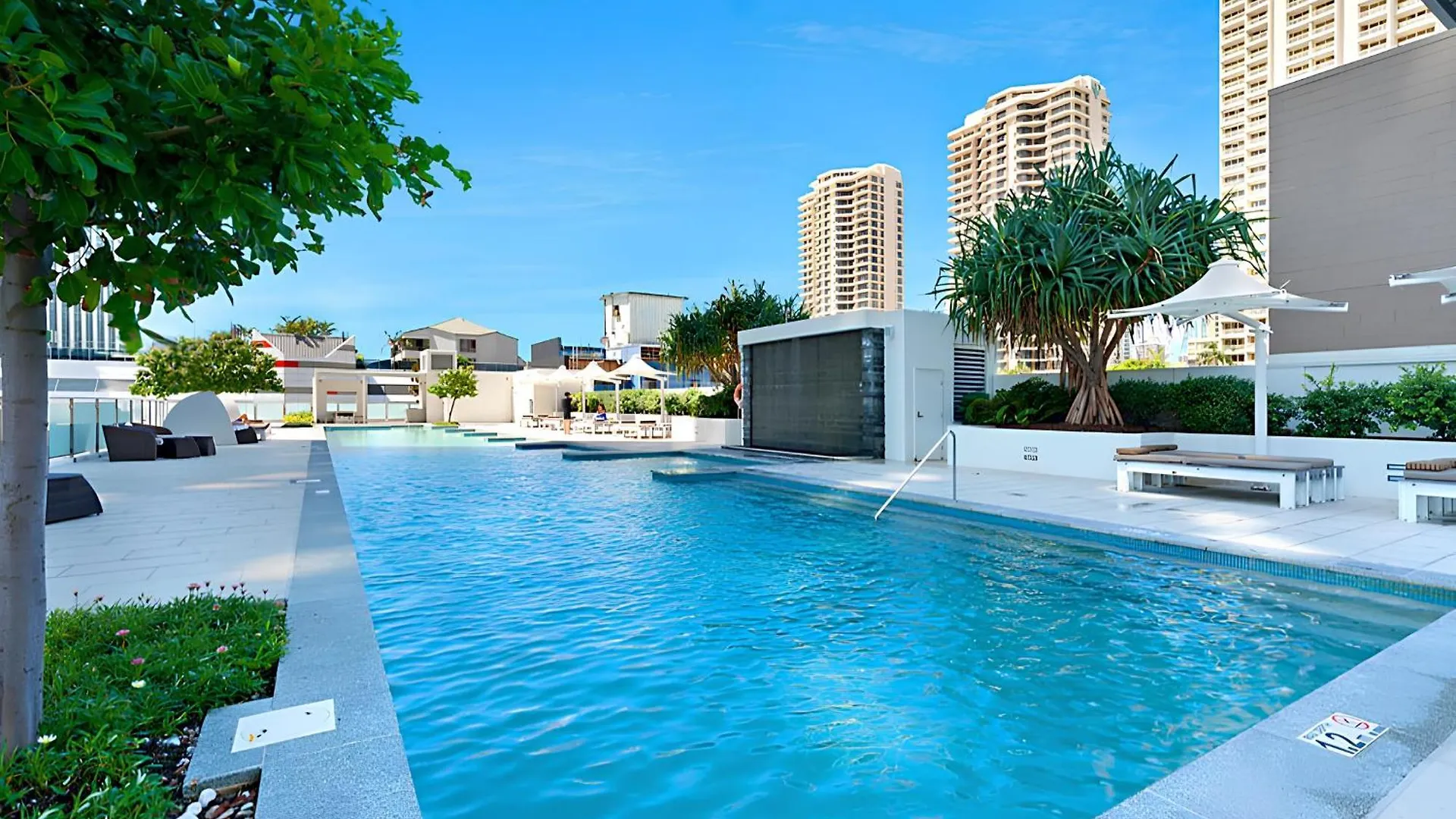 Number 1 H Residences - Wifi, Parking & By Holidays *