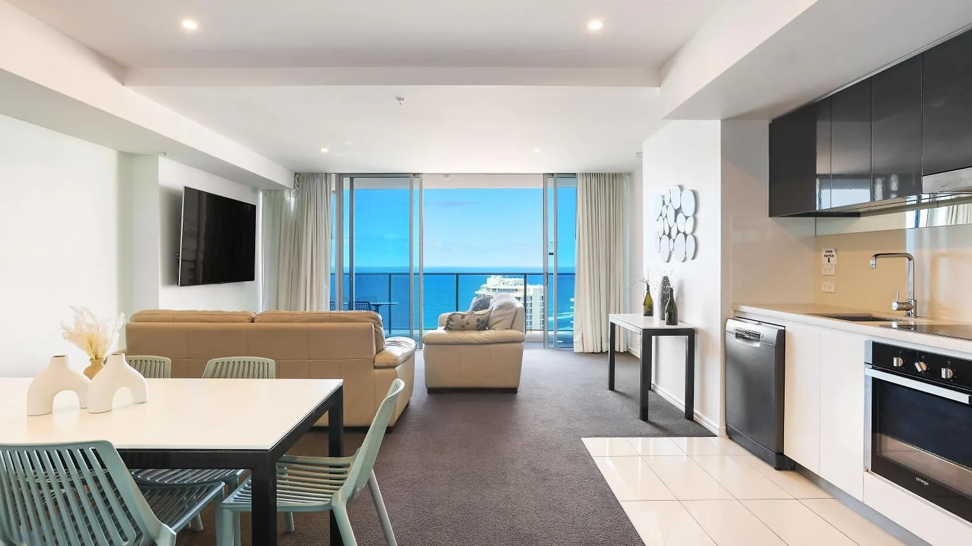 Number 1 H Residences - Wifi, Parking & By Holidays