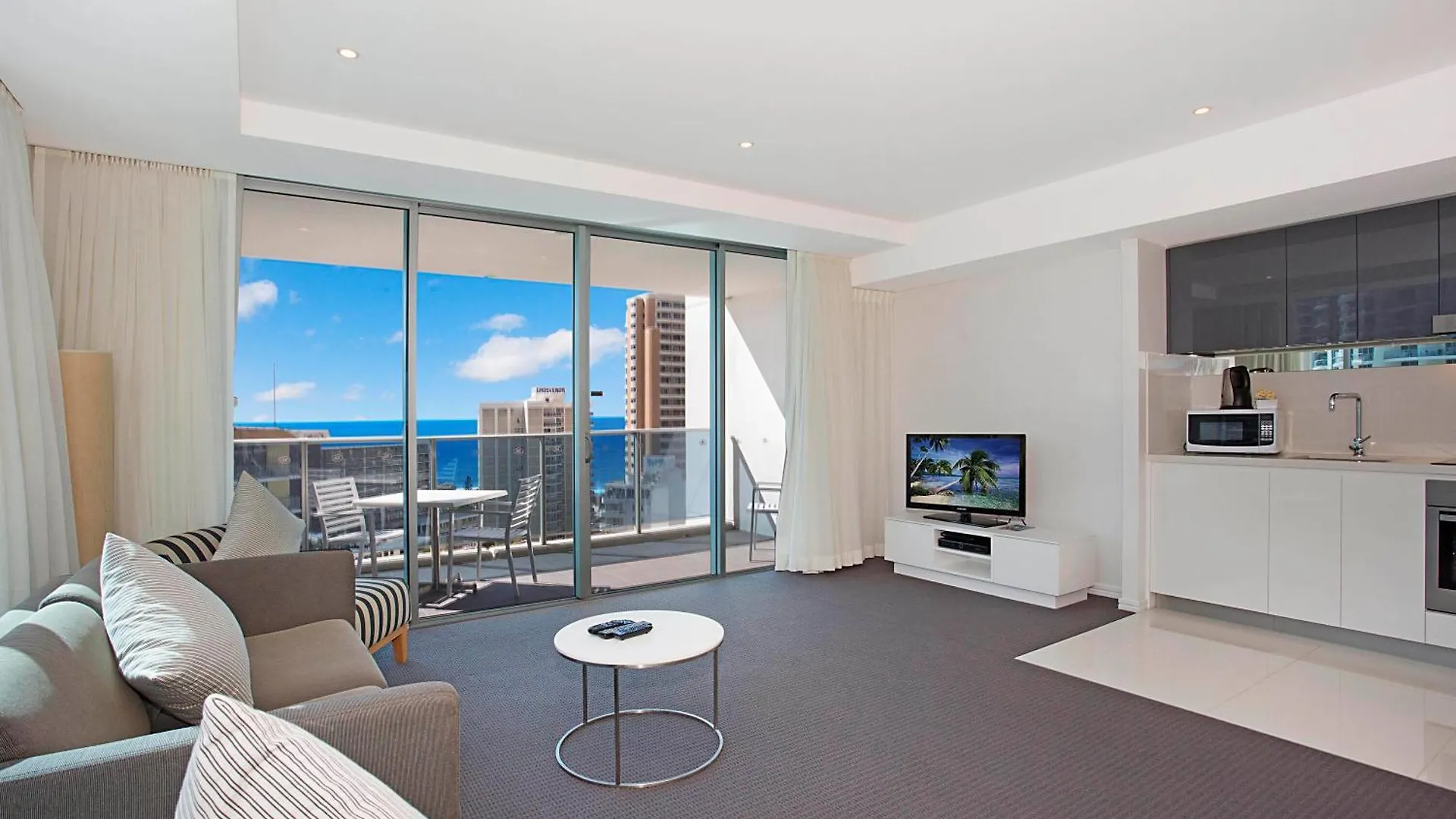 Apartment Number 1 H Residences - Wifi, Parking & By Holidays Gold Coast