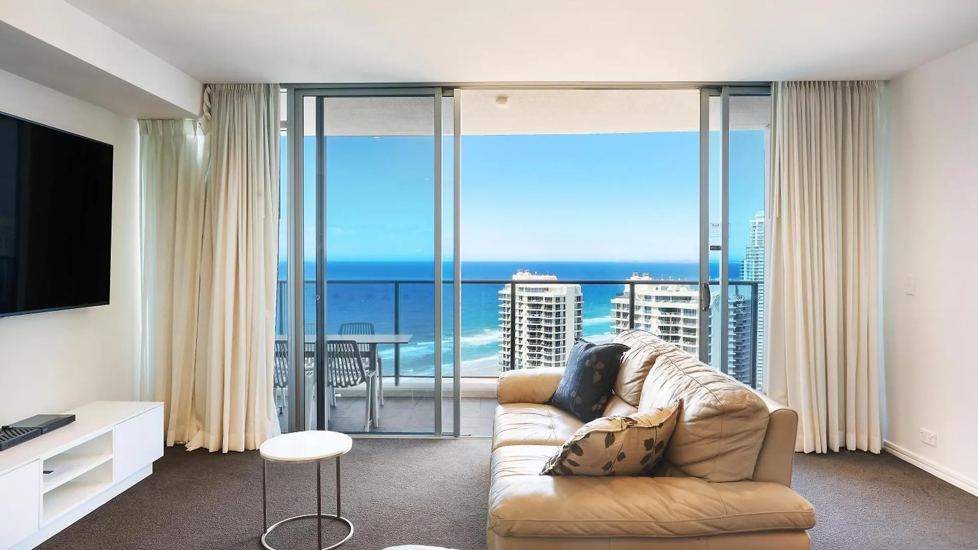 Apartment Number 1 H Residences - Wifi, Parking & By Holidays *