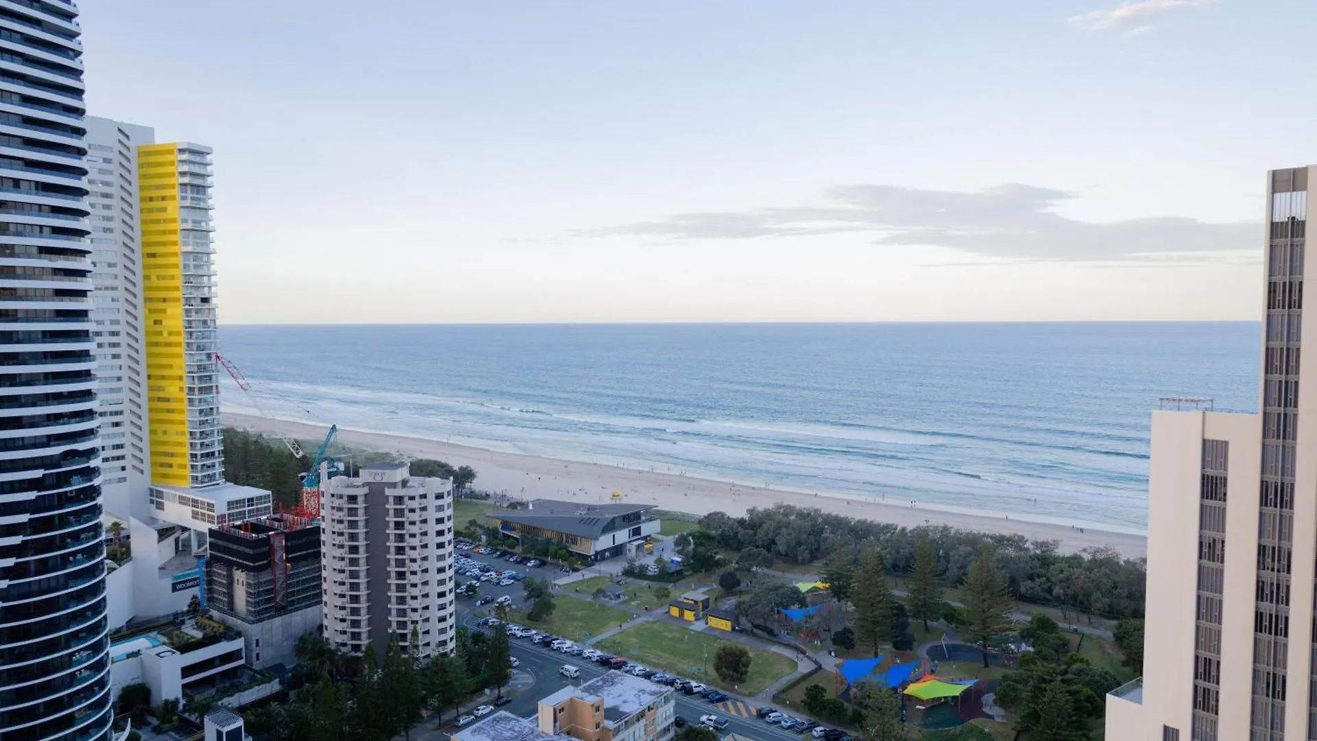Beautiful Ocean View Signature Broadbeach Apartment