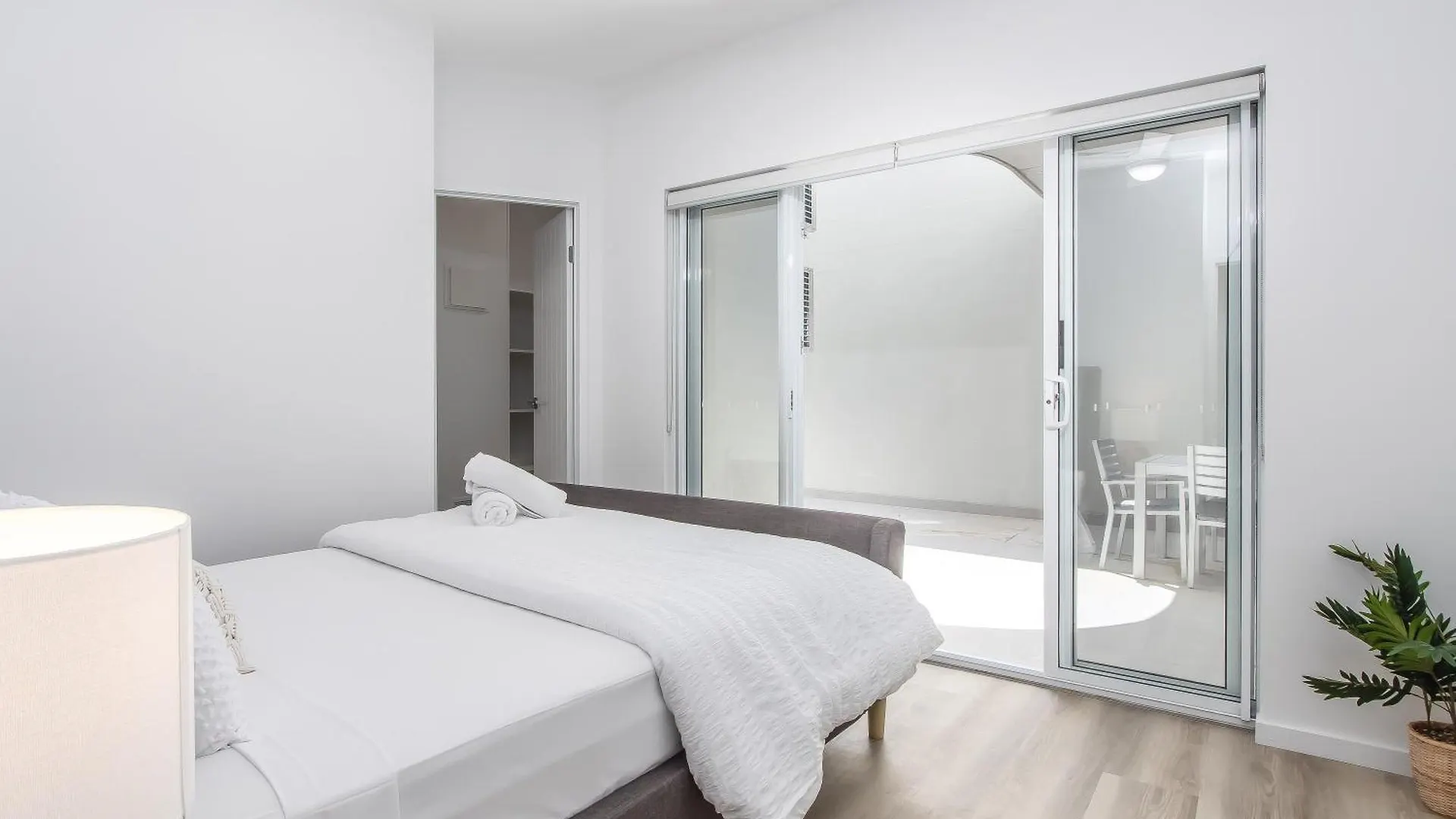 Apartment The Laneway By Burleigh Letting Company *