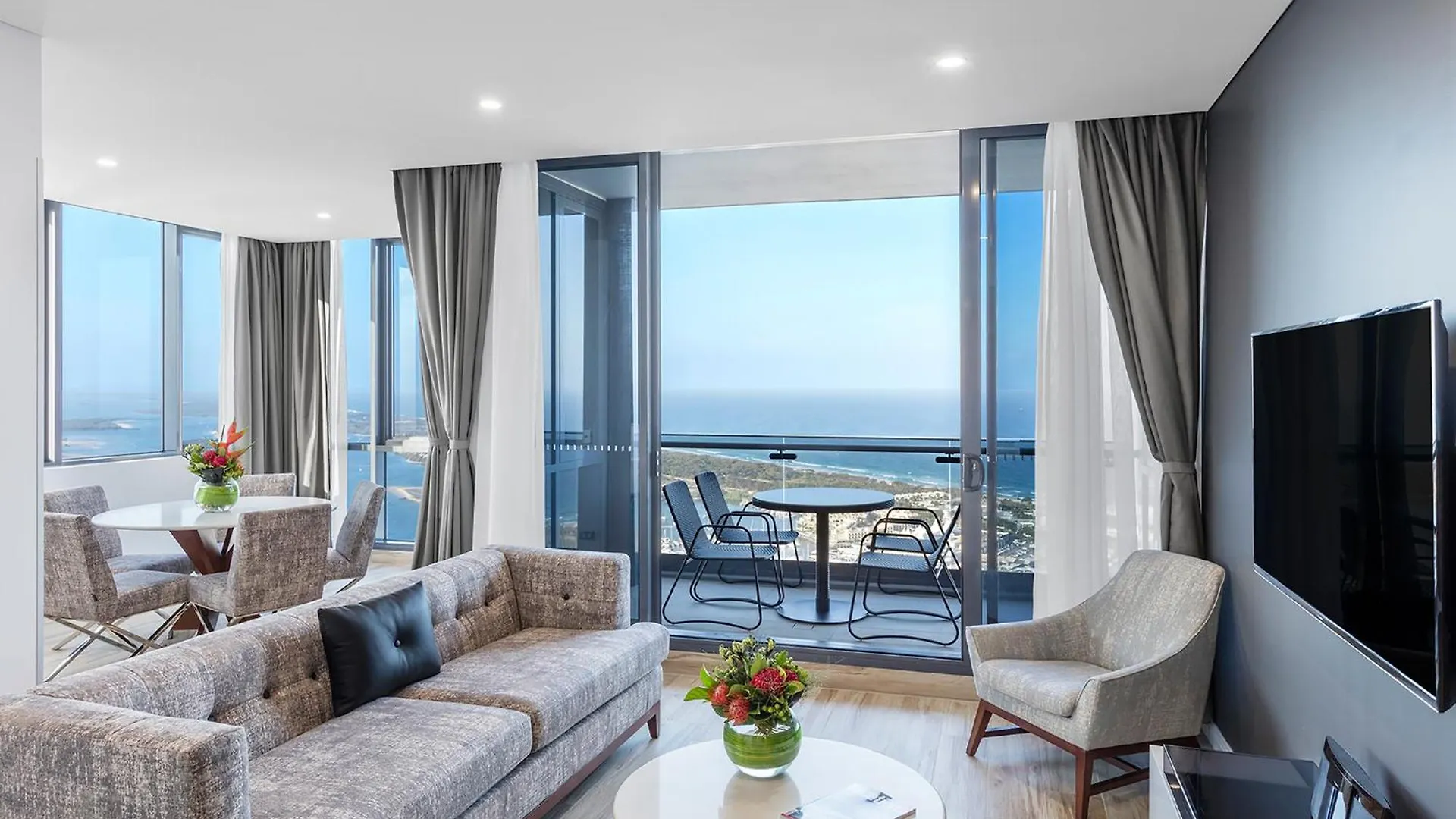 Hotel Meriton Southport 5*