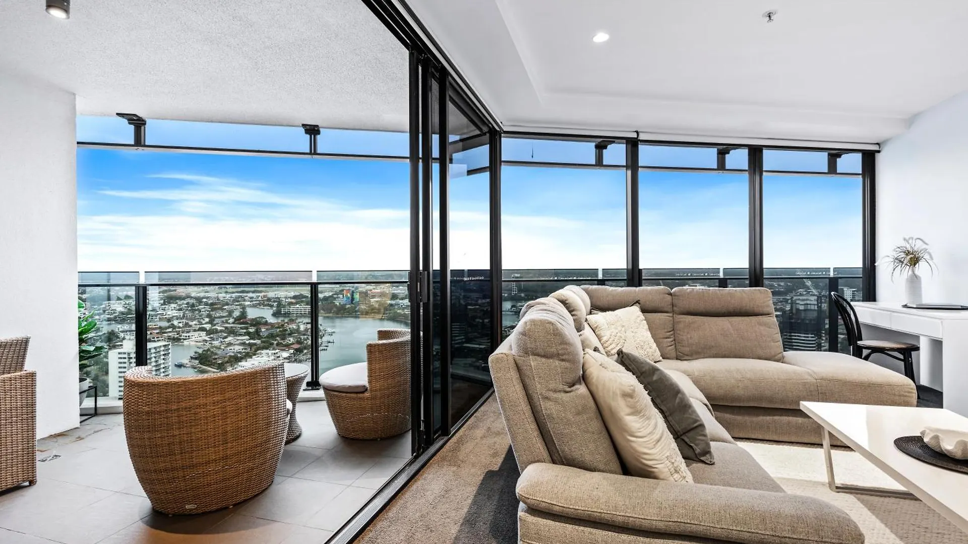 Two Bedroom Self Contained - Circle On Cavill - Privately Managed Gold Coast